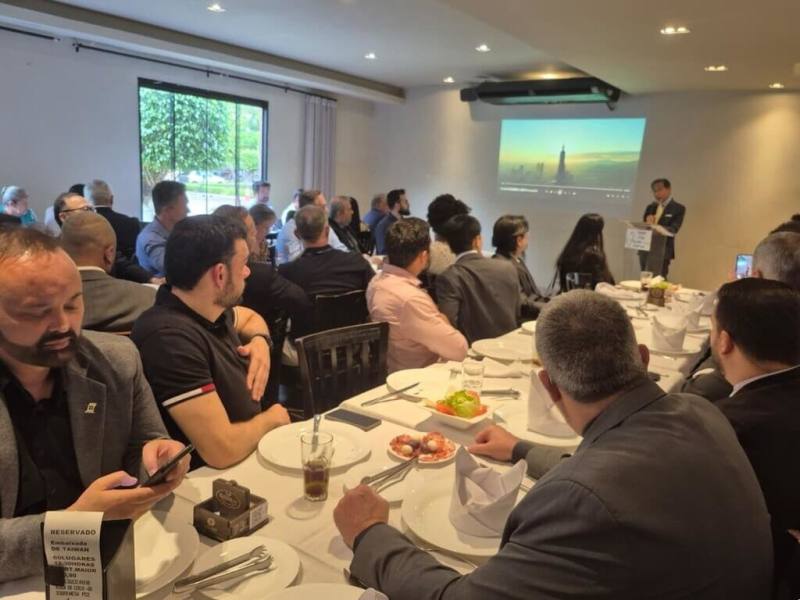 巴西代表處於10月29日中午在首都知名餐廳Nativas舉辦「留台校友會及國合之友會年度活動」，駐巴西代表廖志賢致詞呼籲巴西採取更具彈性的政策，促進台巴雙方在經濟、科技、教育與文化等領域的交流。（駐巴西代表處提供）