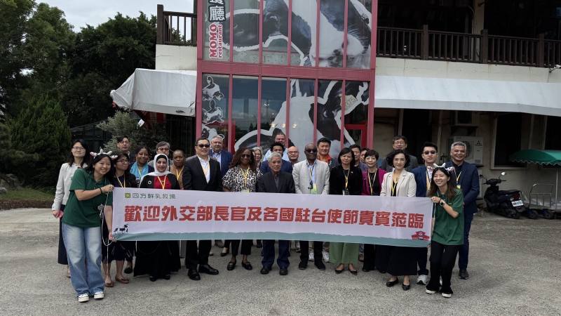 外交部政務次長陳明祺與使節團參訪四方乳品