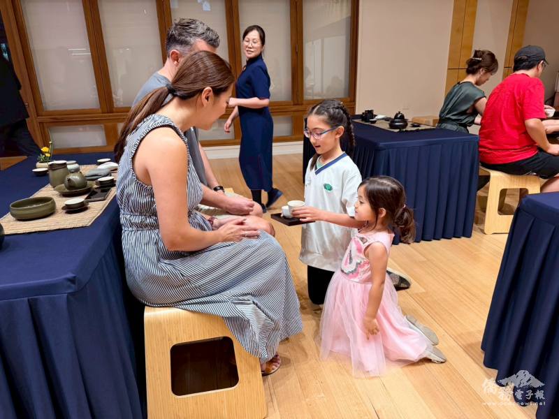 學生奉茶予家長