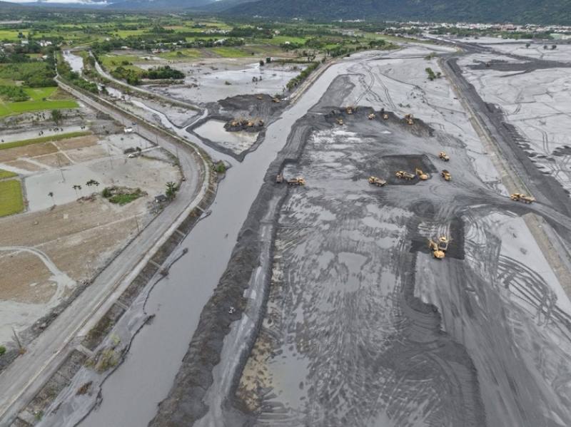 六河分署馬太鞍與花蓮溪匯流口第六工區疏濬情形