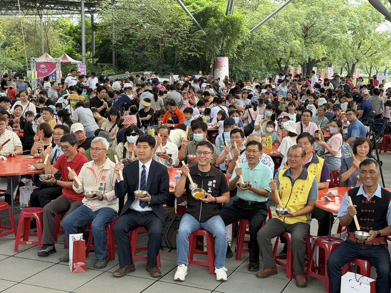 為期1個月的六堆秋收祭1日開幕，客家文化發展中心規劃「千人共下打粢粑」活動，讓民眾體驗客庄米食文化