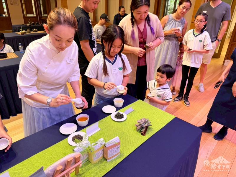 學生體驗茶道文化
