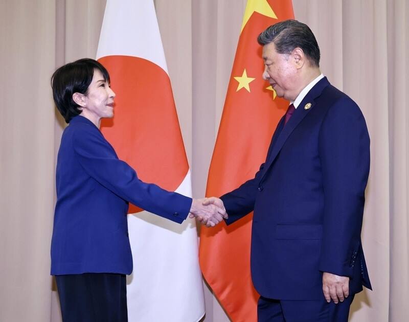 日本首相高市早苗（左起）與中國國家主席習近平31日在韓國慶州舉辦的APEC峰會場邊會談。（共同社）