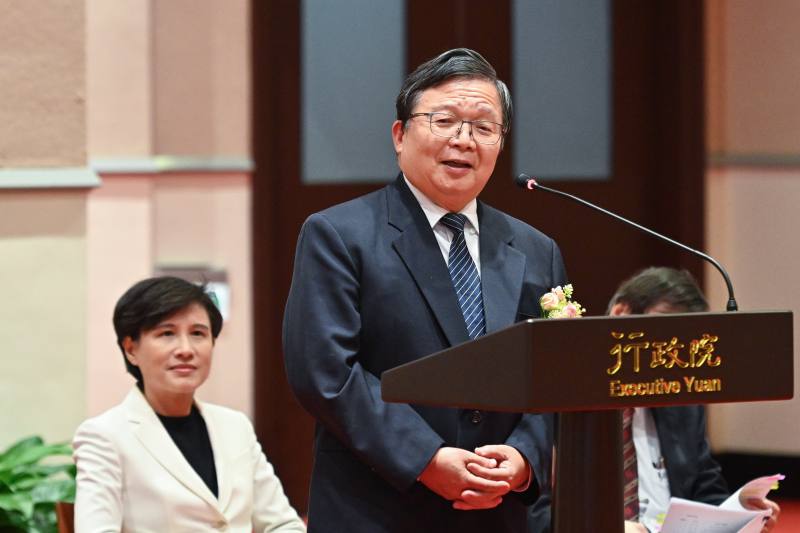 行政院副院長鄭麗君接見第35屆醫療奉獻獎得獎人