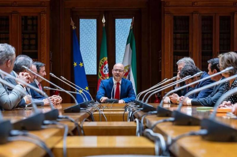 葡萄牙自由倡議黨近期提出兩項友台決議案，包括建議在台北設立代表機構。曾為葡萄牙外交委員會成員、現任國會副議長薩萊瓦（中）今年6月17日在新政府施政計畫全院辯論時，呼籲政府深化與台灣的關係。（薩萊瓦提供）