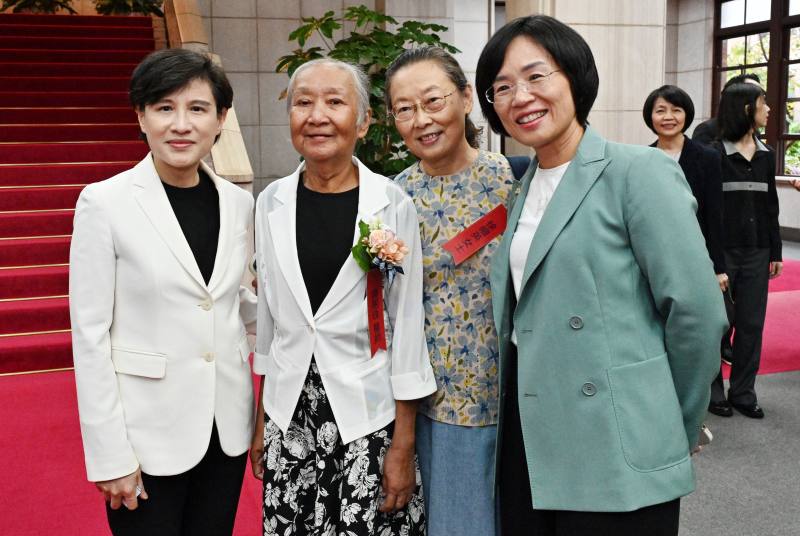 行政院副院長鄭麗君接見第35屆醫療奉獻獎得獎人