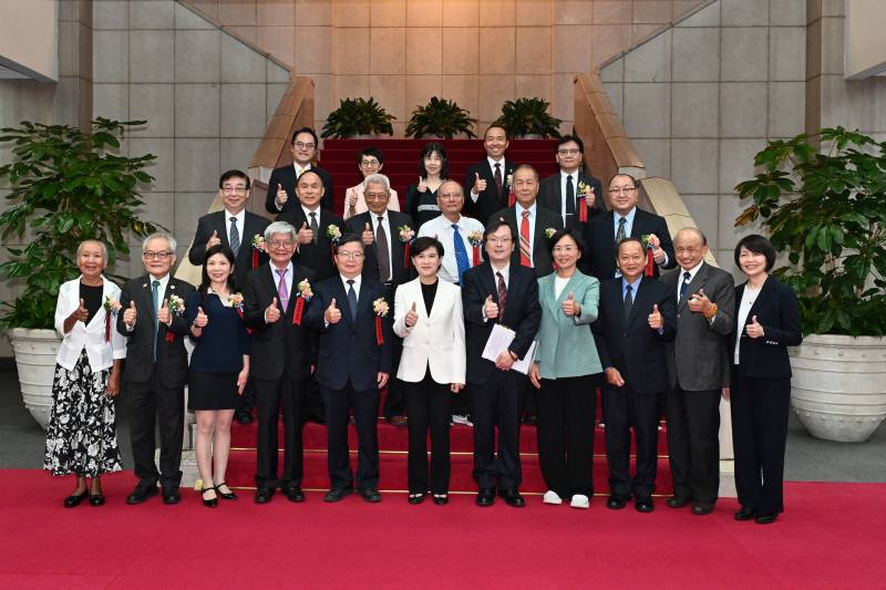 行政院副院長鄭麗君接見第35屆醫療奉獻獎得獎人