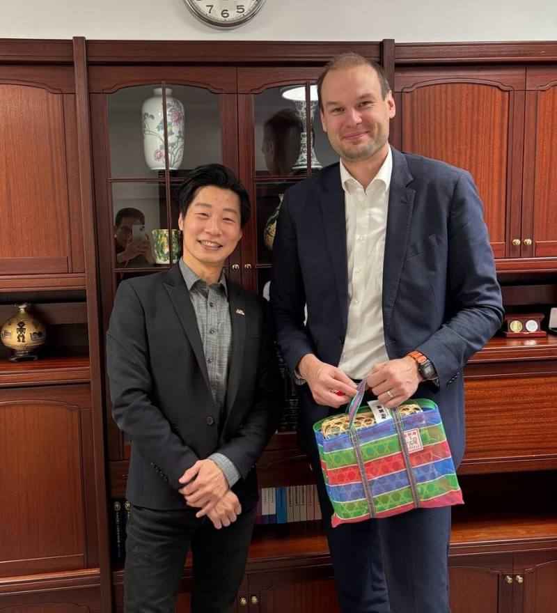 駐芬蘭代表林昶佐（左）在個人臉書貼文表示，與芬蘭前職籃球星現任國會議員考尼斯托（Ville Kaunisto）會面，兩人針對韌性能源議題相談甚歡。（駐芬蘭代表處提供）