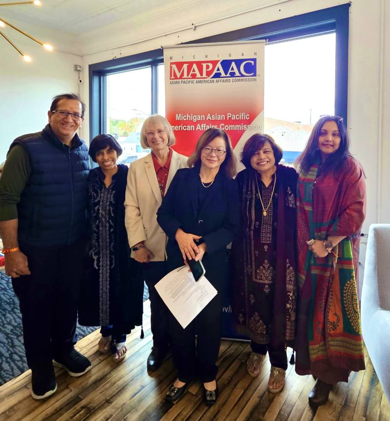 （中左、中右）參議員 Rosemary Bayer、密西根州亞太裔美國人事務委員會委員竇惠娟