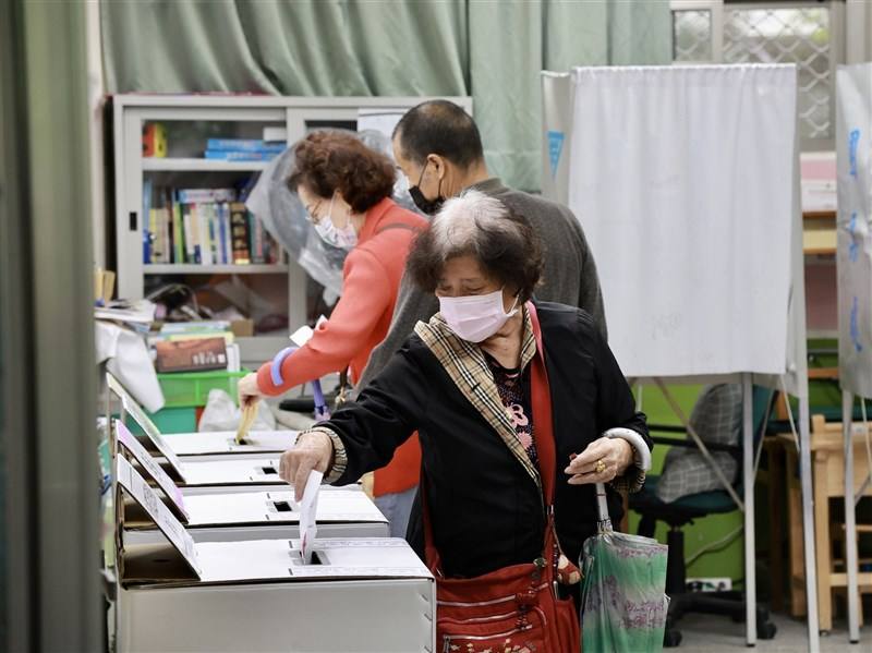 圖為111年九合一選舉，民眾赴新北市永和區秀朗國小投票所投票。（中央社檔案照片）