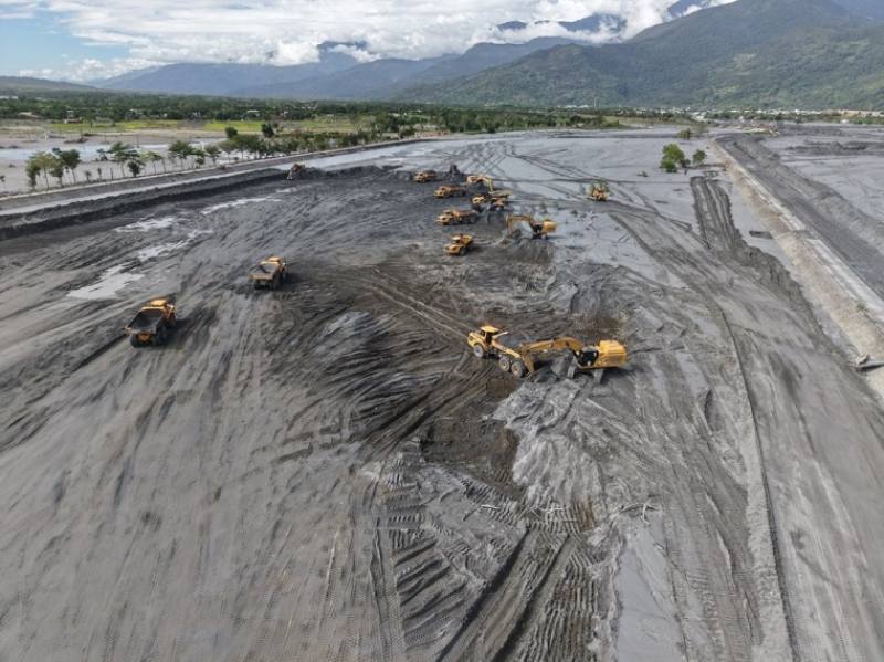 六河分署馬太鞍與花蓮溪匯流口第六工區疏濬情形