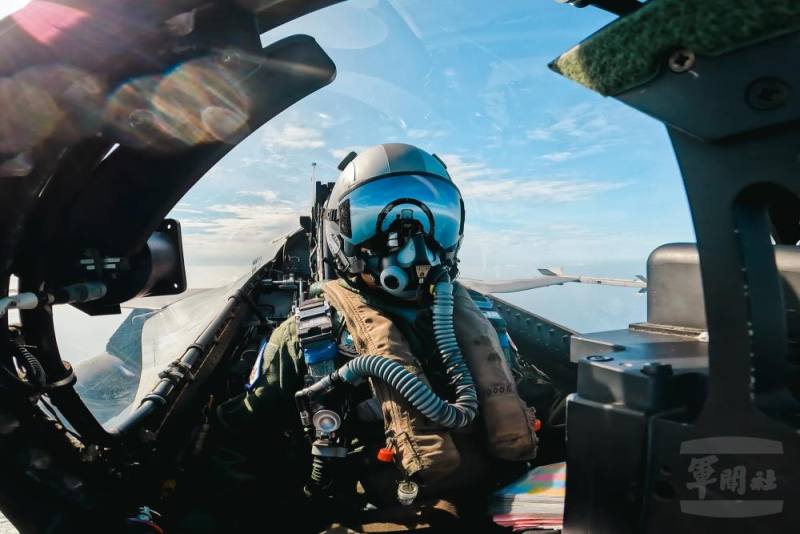 IDF經國號戰機飛往目標空域，待命投放25磅訓練彈。（軍聞社記者林庭暉攝）