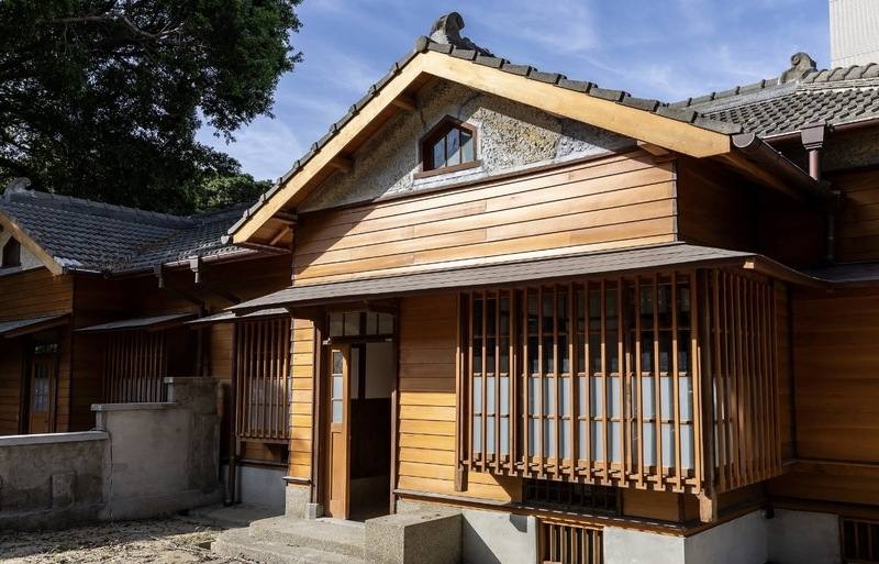 台南市政府2022年4月啟動修復市定古蹟日治「原台南刑務所木造建築群」，台南市長黃偉哲透過臉書宣布完成修復，未來將分區招商。（截取自黃偉哲臉書）