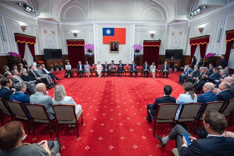 President Lai exchanges views with European delegates to the 2025 Formosa Club Annual Conference and Taiwan-Europe Undersea Cables Security and Cooperation Forum.