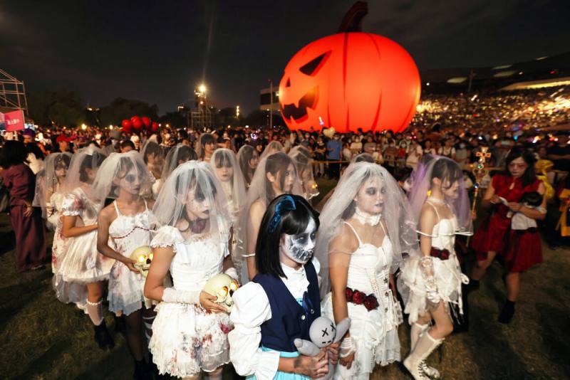 「2025高雄萬聖節」活動1日晚間上演重頭戲創意扮裝遊行，由主題樂園「墓碑鎮」團隊打頭陣，帶來精心設計的「搞怪行軍秀」，還有各校與社區的隊伍，每個人都精心打扮，造型吸睛。（高雄市政府教育局提供）