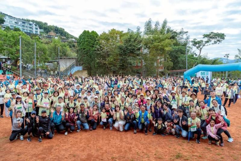 「2025嘉遊好步道．秋遊嘉鄉」健行活動2日於嘉義縣石棹步道群登場來自全台上千民眾集聚阿里，山麓，徜徉壯麗山景、茶園與雲海，走進秋天最美的嘉鄉步道。（嘉義縣政府提供）