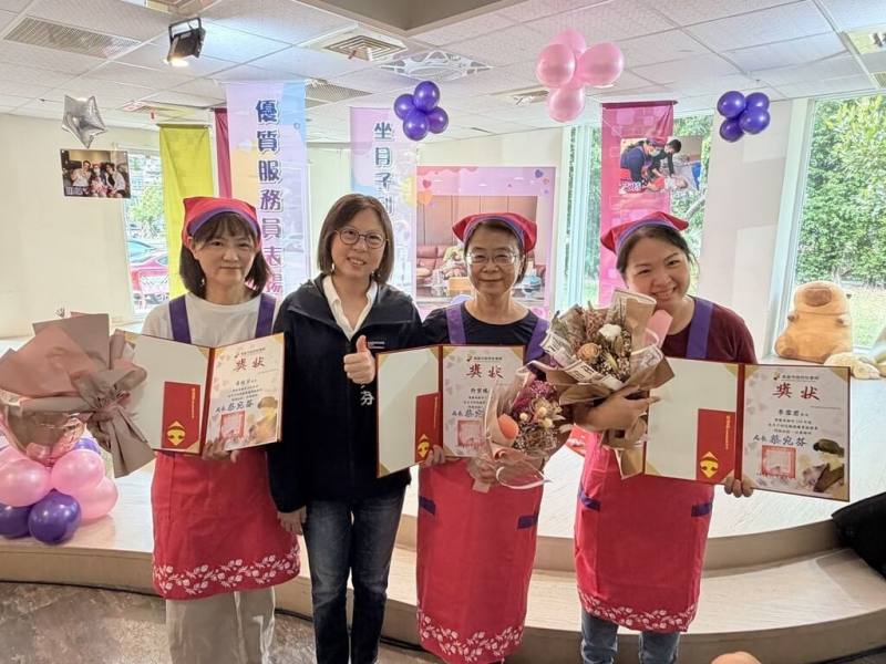 高雄市「坐月子到宅服務」邁入第12年，陪伴超過8500名產婦，為表彰這群默默付出的「神隊友」，高雄市政府社會局2日在高雄市政府社會局婦女館舉辦優質服務員表揚活動，肯定10名表現卓越服務員。（高雄市政府社會局提供）