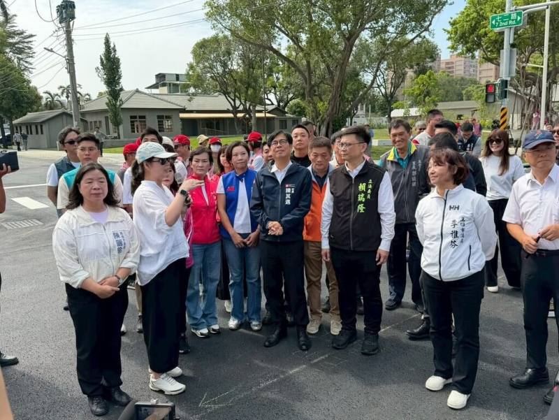 高雄市長陳其邁（前中）等人2日前往視察「緯六路拓寬工程」，宣布工程順利完工。（高雄市工務局提供）