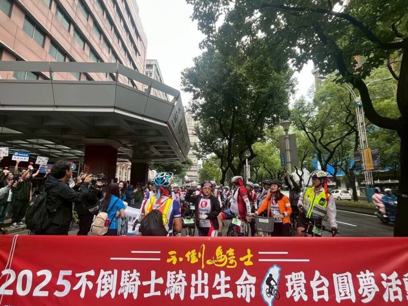 不倒騎士2日在馬偕醫院前啟程，50人開始為期10天的單車環台之旅，他們的年齡從40歲到84歲不等，包括抗癌英雄與家屬。 （馬偕醫院提供）