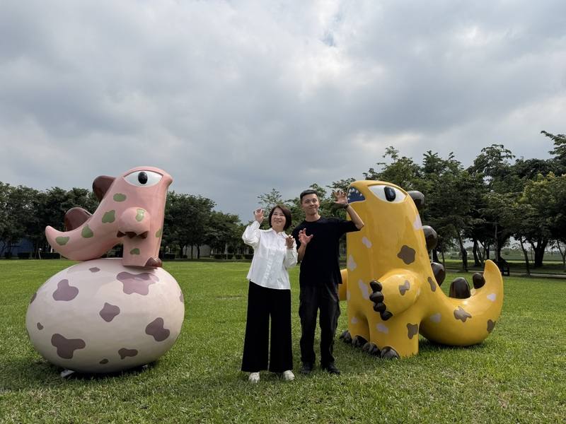 為讓孩子們從生活中感受美學，屏東縣政府2日於潮好玩幸福村舉辦「潮怪的異想世界」展覽開幕活動，縣長周春米（左）與藝術家徐至宏（右）共同揭開序幕
