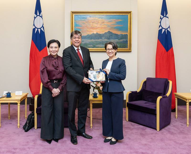 蕭美琴副總統31日下午接見菲律賓參議員龐吉立南（Francis Pancratius “Kiko”Pangilinan）伉儷