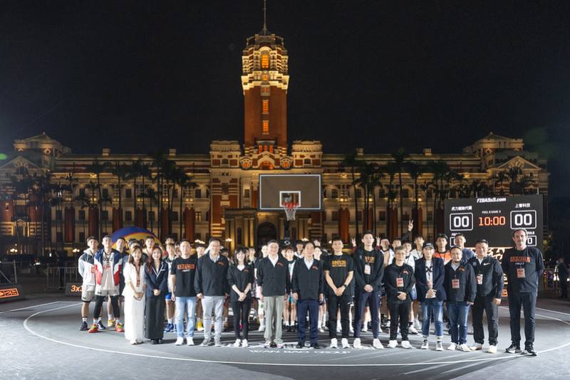 總統和出席人員合影