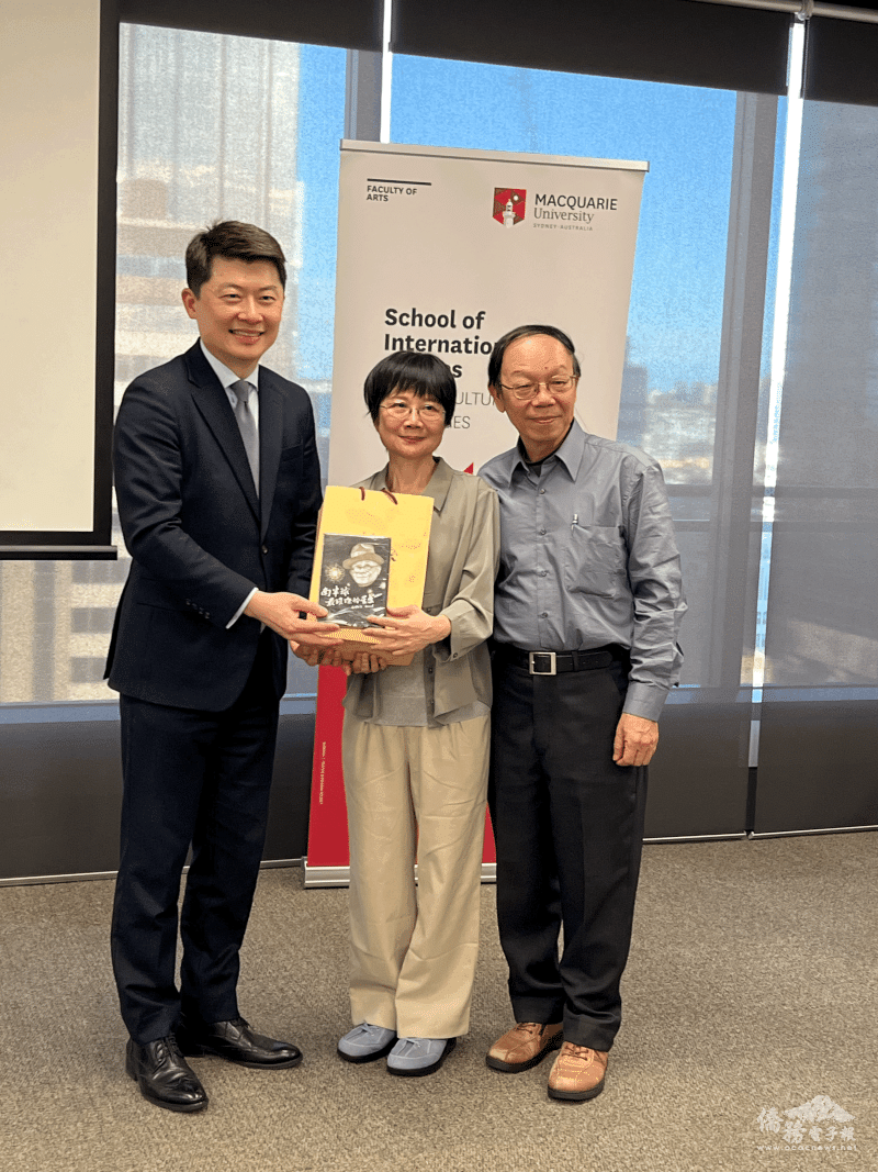 駐雪梨辦事處處長吳正偉(左1)受贈紀錄片紀念光碟