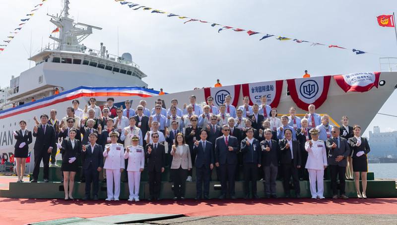 總統和出席人員合影