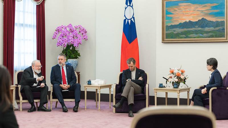 副總統接見「美國智庫大西洋理事會『2025年跨大西洋高階訪問團』」並相互交流