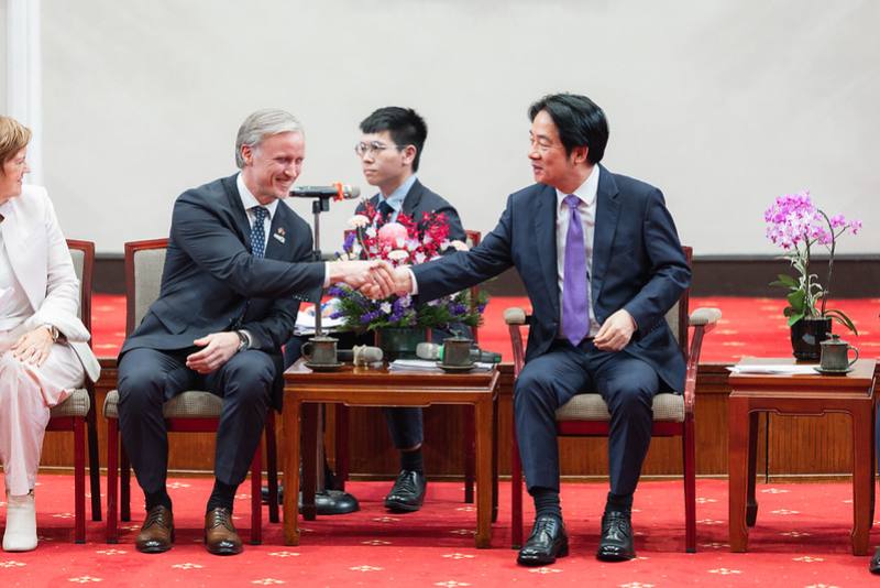 President Lai shakes hands with Rihards Kols, chair of the 2025 Formosa Club Annual Conference and member of the European Parliament Committee on Foreign Affairs.
