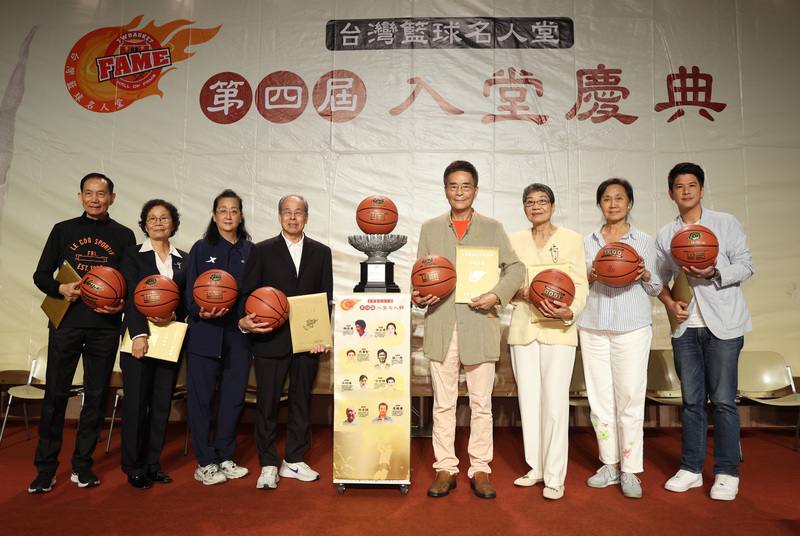 台灣籃球名人堂協會1日舉行第4屆入堂慶典，包含男子球員洪濬哲（右4）、錢一飛，女子球員徐台榮（右2）、賴秀麗（右3），教練類古吉雄（左）、洪玲瑤（左2）及裁判類惠懷慶、林承謀共8人入選