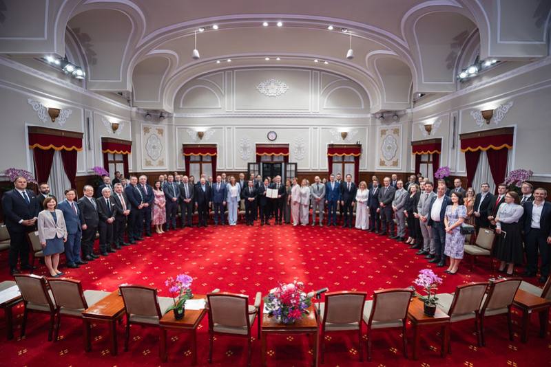 President Lai poses for a photo with European delegates to the 2025 Formosa Club Annual Conference and Taiwan-Europe Undersea Cables Security and Cooperation Forum.