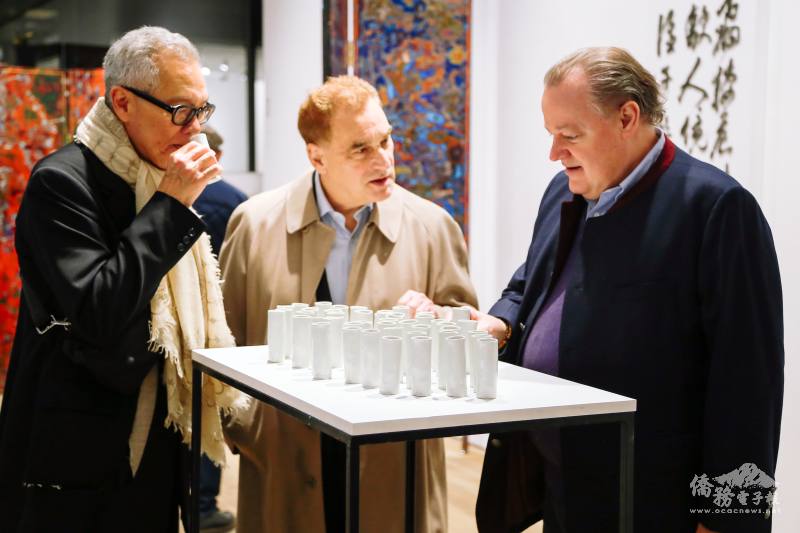 Jioufen Teahouse presented handcrafted ceramic vessels inspired by tea aroma cups — art pieces in themselves, quietly resonating with the surrounding works and drawing viewers into their subtle dialogue.