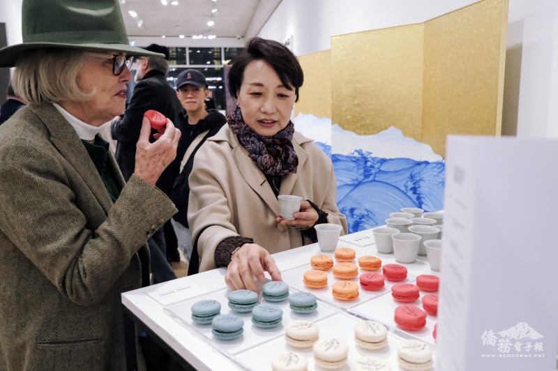 MANO MANO created four limited-edition macarons inspired by the exhibition’s color palette and Taiwan’s terroir — treats that proved impossible to resist.