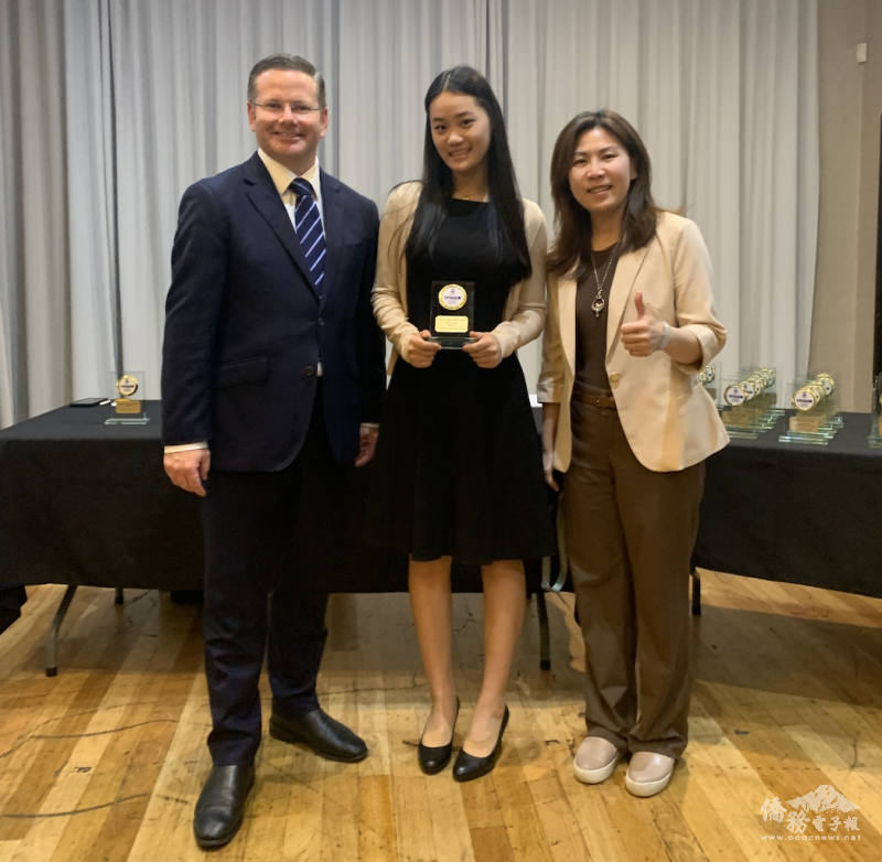 雪梨文教中心江佳慧主任與獲獎學生Dai-An及Mark Coure MP 議員合影