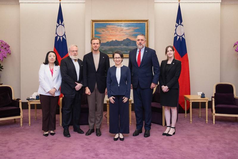 副總統與訪賓一行合影