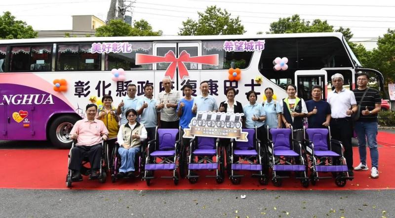 彰化縣政府2日在社頭果菜市場舉辦國際身心障礙者日園遊會暨特殊教育表揚大會，縣長王惠美（後排中）會中與來賓啟動價值約新台幣千萬元的大型復康巴士，並致謝獲贈136台輪椅。（彰化縣政府提供）