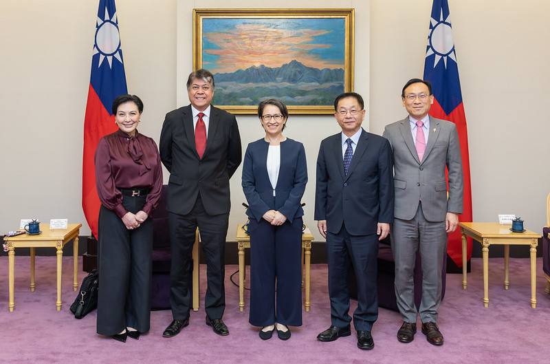 副總統與訪賓一行合影