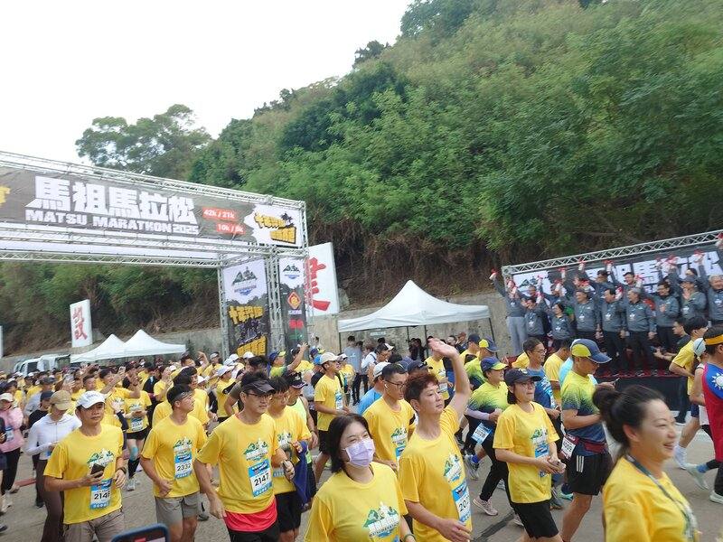 第10屆馬祖馬拉松1日盛大登場，吸引全台約2500名跑者共襄盛舉，跑者們於鳴槍後紛紛起跑