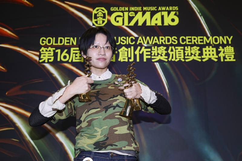 第16屆金音創作獎頒獎典禮1日晚間在台北流行音樂中心圓滿落幕，饒舌音樂創作歌手陳嫻靜（圖）拿下最佳嘻哈歌曲、最佳新人以及最佳另類流行專輯3獎成大贏家，會後開心受訪