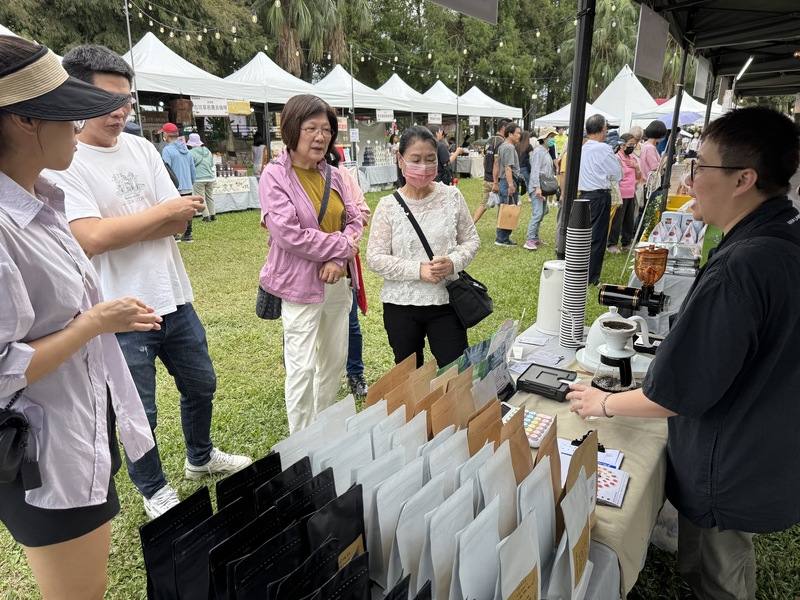 2025台灣咖啡節1日起在雲林縣熱鬧登場，以「咖了For Life」為主題概念，有來自全台13縣市、逾百家咖啡業者齊聚古坑綠色隧道，吸引人潮參觀