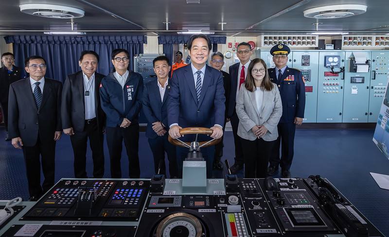 賴清德總統1日上午出席「嘉義級巡防艦第四艘台北艦成軍暨高緯度遠洋巡護船第一艘命名下水聯合典禮」