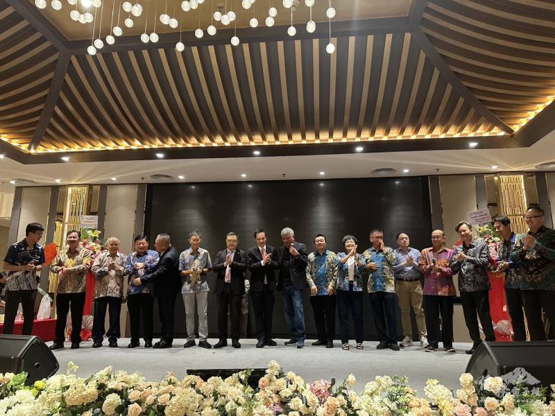 活動最後高歌一曲〈朋友〉，期盼友誼長存