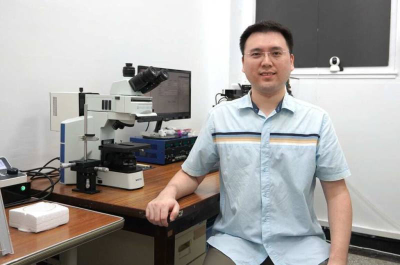 台灣科技大學機械工程系副教授曾修暘結合微奈米先進製程技術，開發出沸騰熱傳與高速冷卻、低溫保存與微流體檢測等多項關鍵技術，獲2025年「吳大猷先生紀念獎」。他以「教授如經驗豐富的老船長、學生如新手大副」來比喻師生關係，盼學生在航行過程中，逐步累積經驗，最終成為獨當一面的船長，發現更多新大陸。（台科大提供）