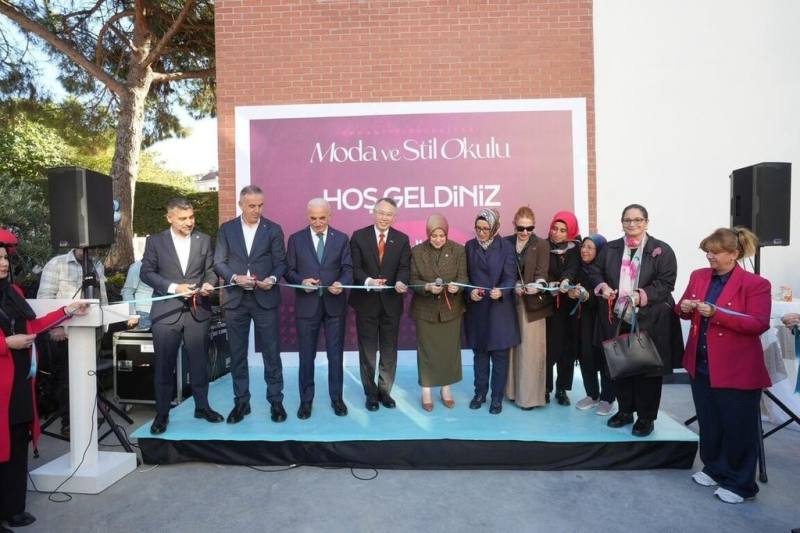 台灣駐土耳其代表黃志揚（左4）與土耳其官員共同為「時尚與風格學院」揭幕儀式剪綵。（駐土耳其代表處提供）