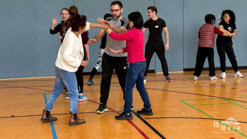 與會者熱情投入實作演練，親身體驗防身術要領