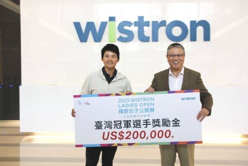 台灣女子職業高爾夫好手曾雅妮（左）終結長達11年冠軍荒，拿下2025緯創女子公開賽冠軍後，並另獲贊助商頒發的台灣冠軍選手獎勵金20萬美元。（TLPGA提供）