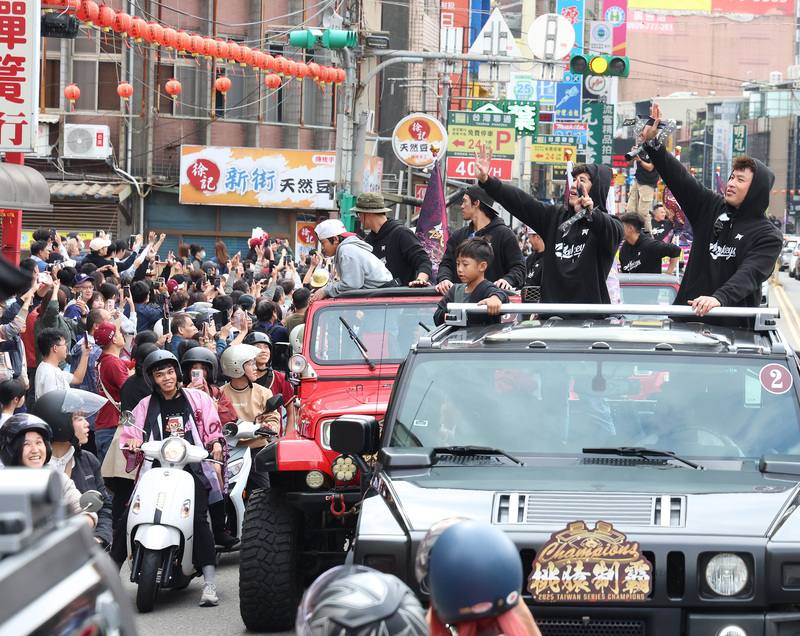 中華職棒樂天桃猿封王遊行2日下午登場，路線從樂天桃園棒球場出發，一路至桃園市政府廣場，球員林泓育（車上右起）、林立向球迷揮手致意，一同歡慶奪冠喜悅