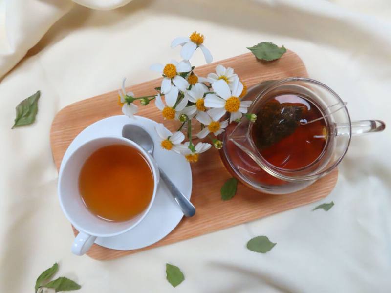 農業部農業試驗所新研發「咸豐草茶飲隨手包」，可降低傳統青草茶苦澀感，讓消費者輕鬆品味草本風味。（農試所提供）