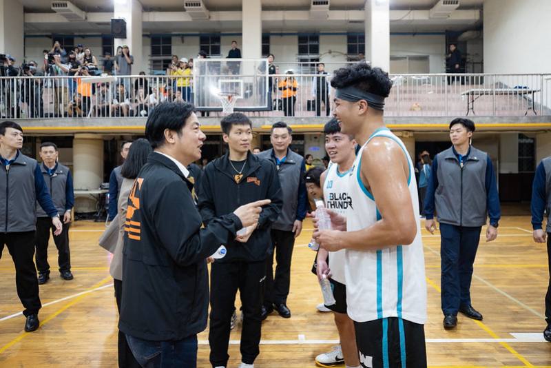 總統於賽後致贈選手們運動飲料，勉勵選手們在球場上的盡情發揮